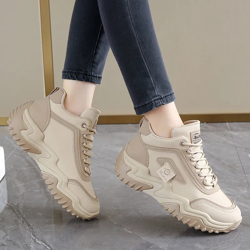 Chloe | Damessneakers met vetersluiting en profielzool