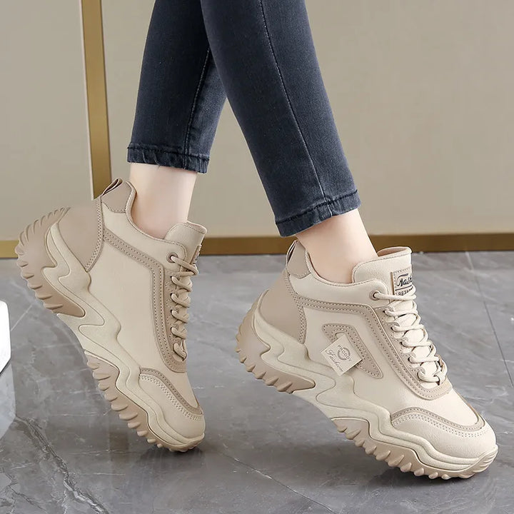Chloe | Damessneakers met vetersluiting en profielzool
