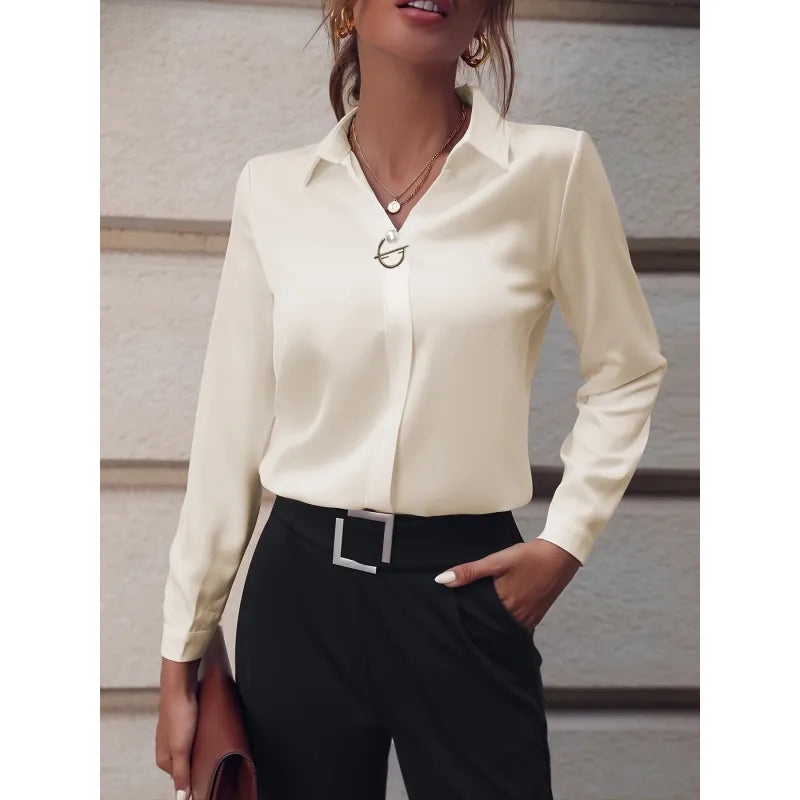Violet | Damesblouse met puntkraag en siersluiting