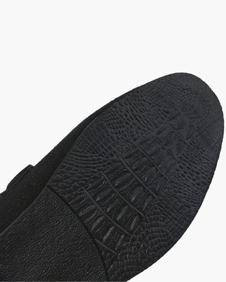 Elias | Stijlvolle herenslipper van suède met een elegant metalen detail