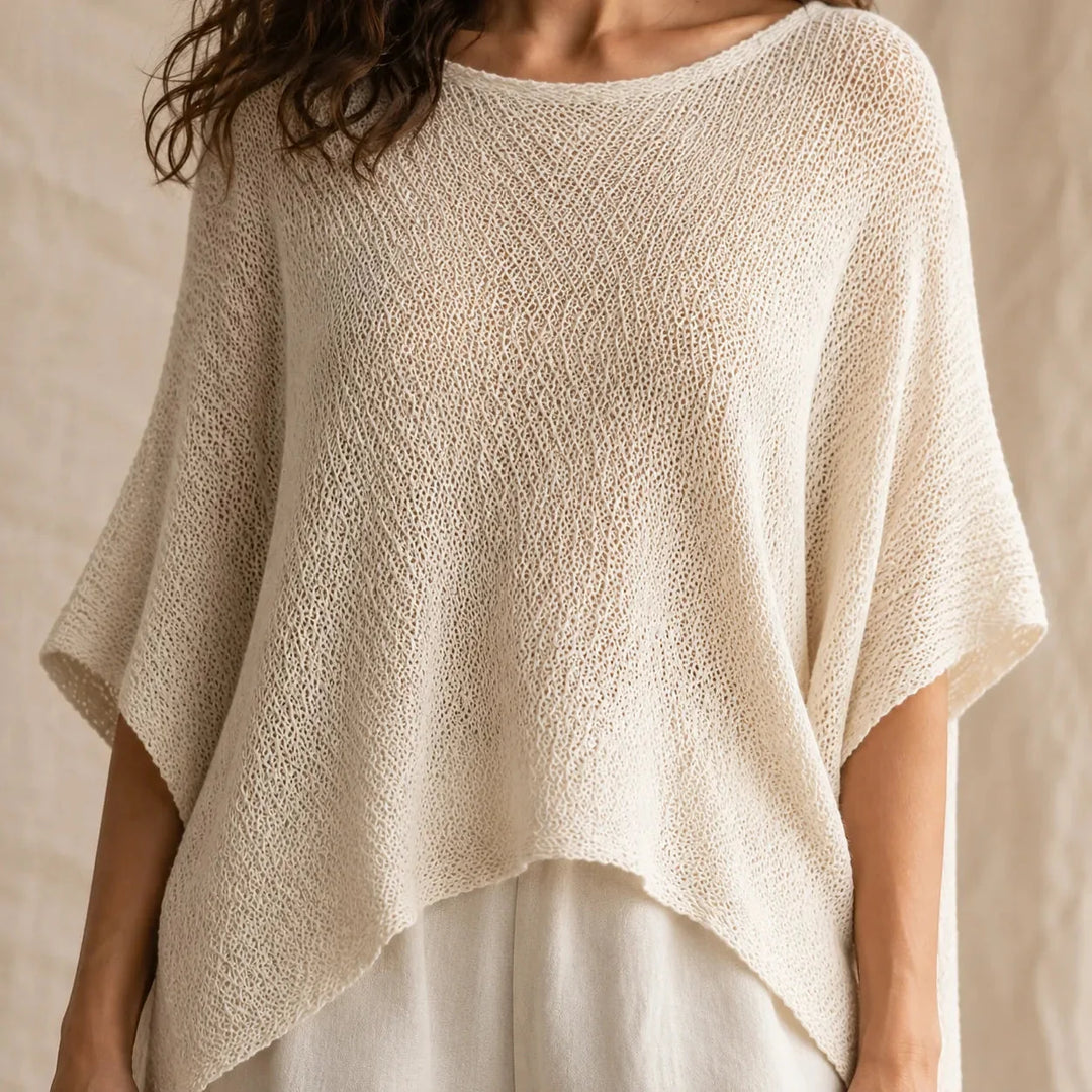 Solvera – Open Gebreide Batwing Top met Asymmetrische Zoom