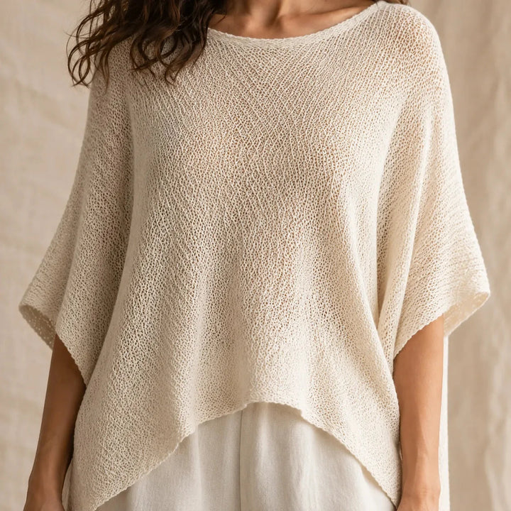 Solvera – Open Gebreide Batwing Top met Asymmetrische Zoom