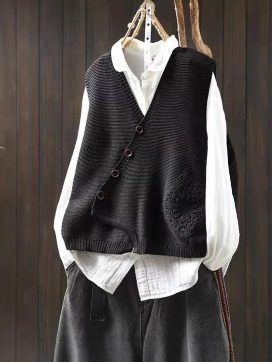 SUSAN – ASYMMETRISCHE KNOPEN BREI VEST
