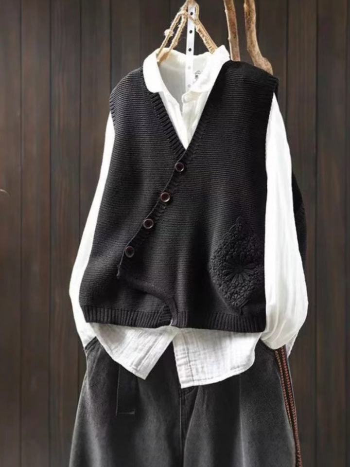 SUSAN – ASYMMETRISCHE KNOPEN BREI VEST