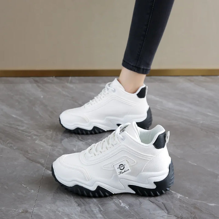 Chloe | Damessneakers met vetersluiting en profielzool