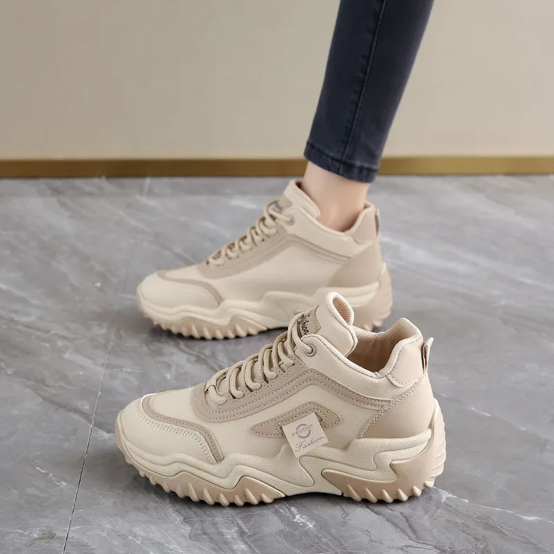 Chloe | Damessneakers met vetersluiting en profielzool