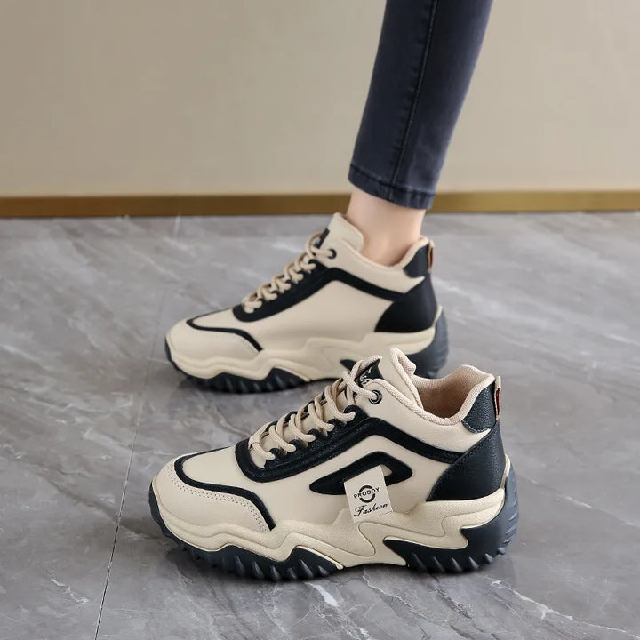 Chloe | Damessneakers met vetersluiting en profielzool