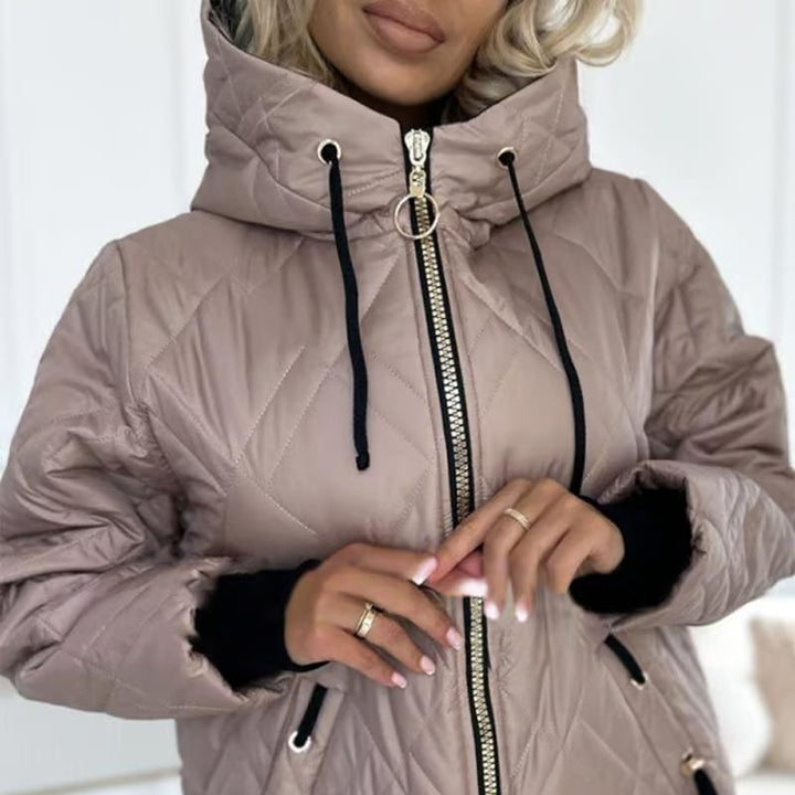 YANNAH – DE DIAMANT GEQUILTEERDE JAS MET CAPUCHE
