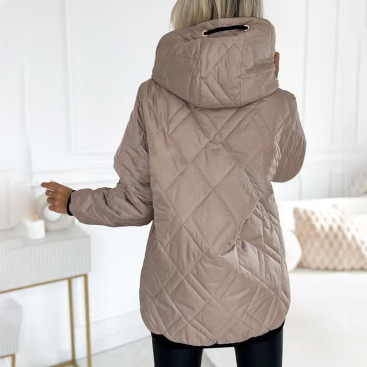 YANNAH – DE DIAMANT GEQUILTEERDE JAS MET CAPUCHE