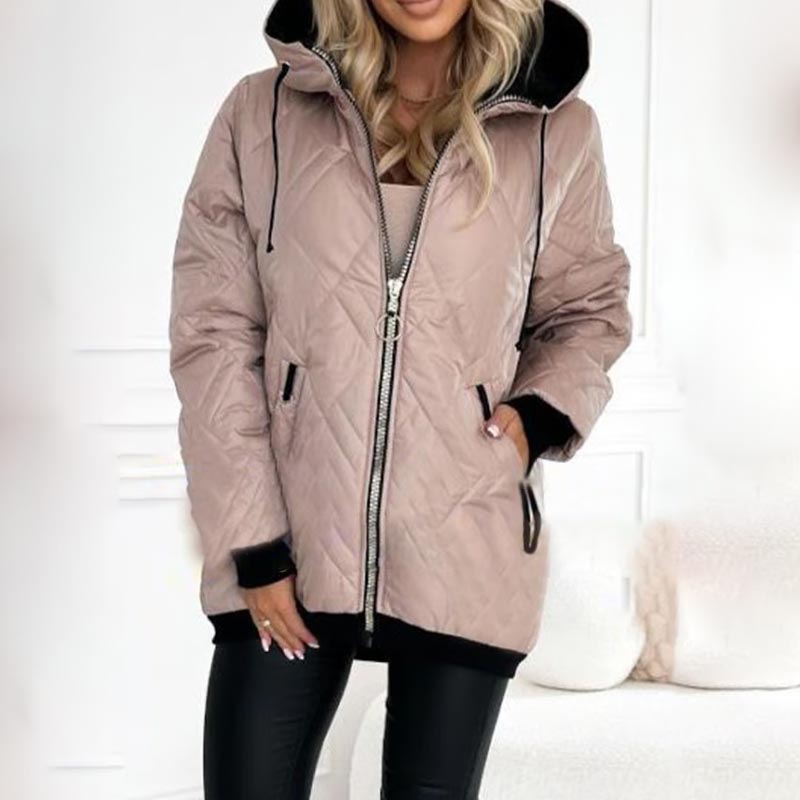 YANNAH – DE DIAMANT GEQUILTEERDE JAS MET CAPUCHE