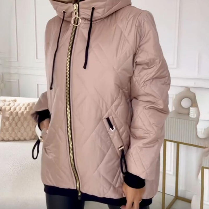 YANNAH – DE DIAMANT GEQUILTEERDE JAS MET CAPUCHE